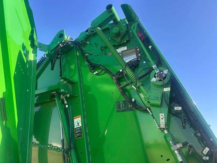 2024-john-deere-561r-image-7