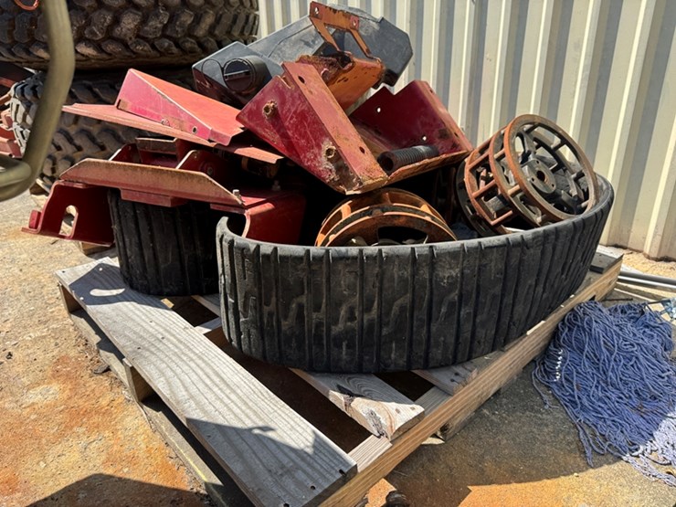 salvage-toro-track-loader-taken-apart-and-we-have-no-history-on-it.-image-5