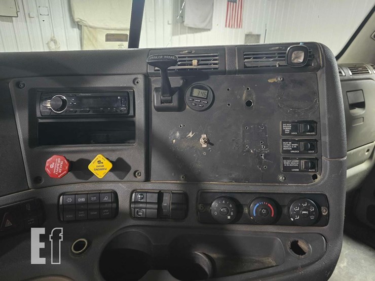 2013-freightliner-cascadia-125-image-14