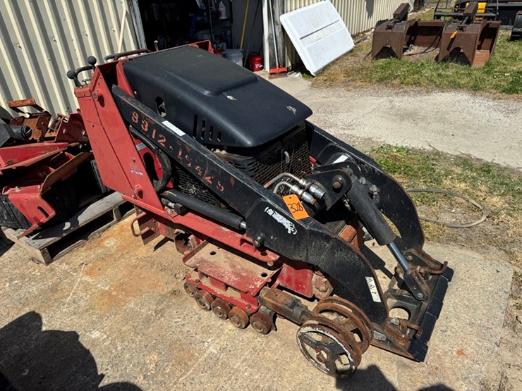 salvage-toro-track-loader-taken-apart-and-we-have-no-history-on-it.-image-2