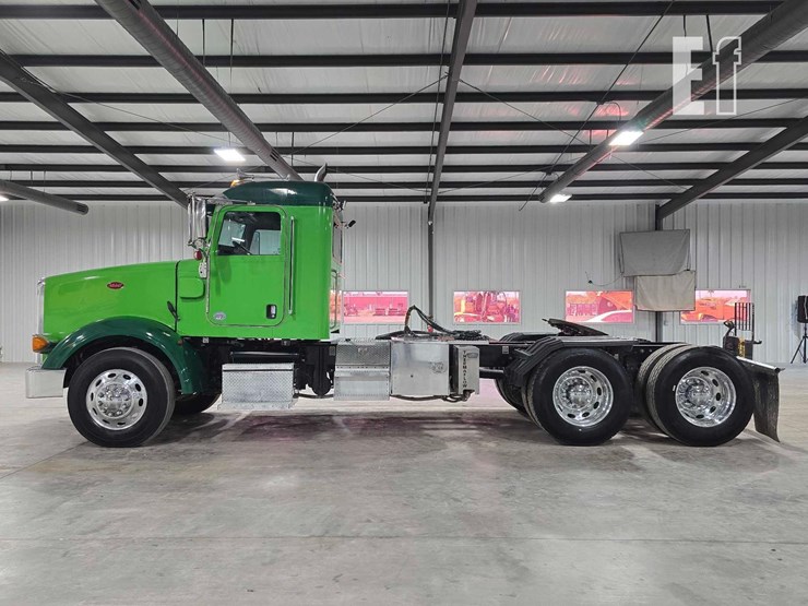 2021-peterbilt-367-image-5