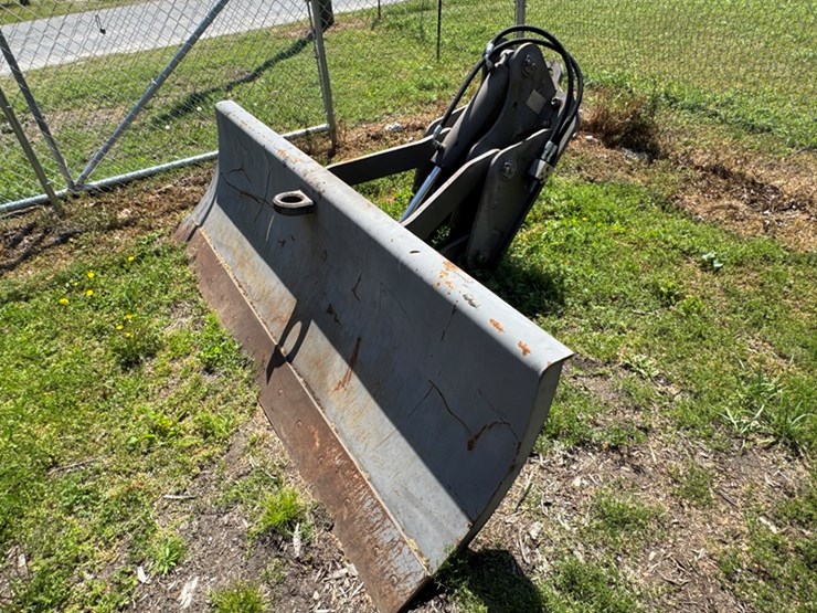 9'-volvo-hydraulic-push-blade-image-1