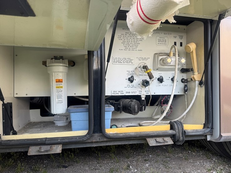 2002-freightliner-newmar-country-star-rv-5.9l-cummins-isb---auto-trans---xc-chassis-51,087-miles-image-15