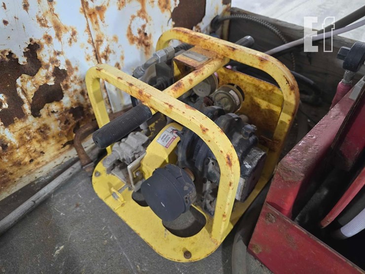 2012-freightliner-m2-106-image-13