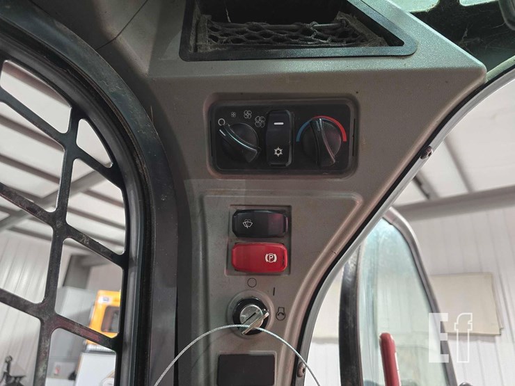 2021-caterpillar-242d3-image-18