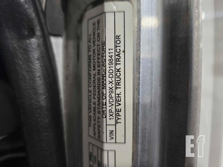 2013-peterbilt-384-image-28