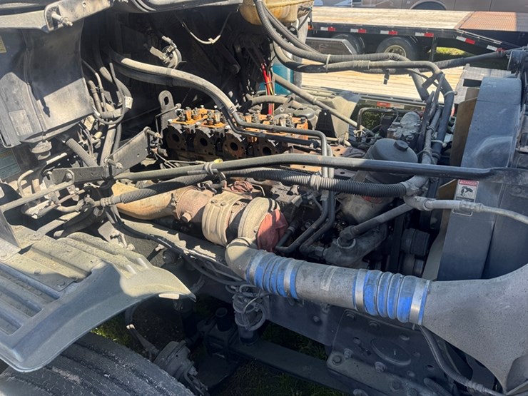 2006-freightliner-columbia-daycab---not-running-engine-disassembled,-mercedes-dsl-miles-unknown---image-9