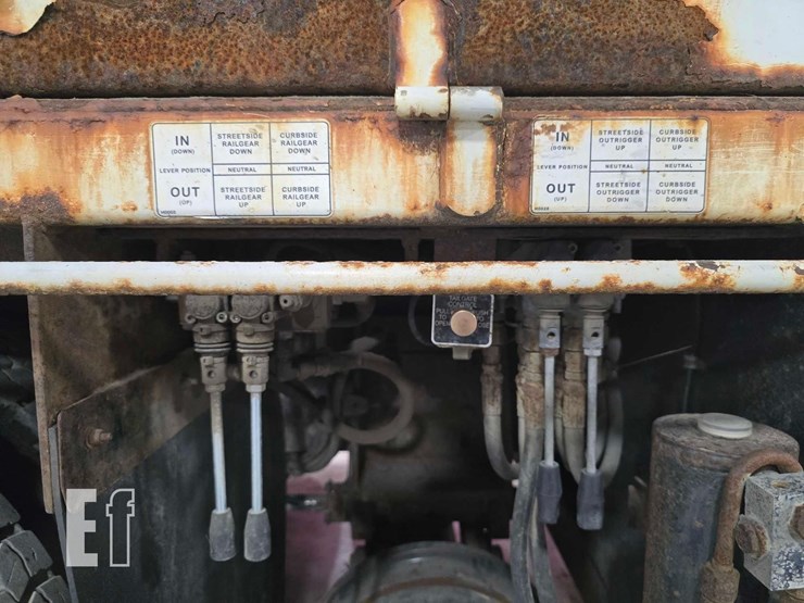 2012-freightliner-m2-106-image-12