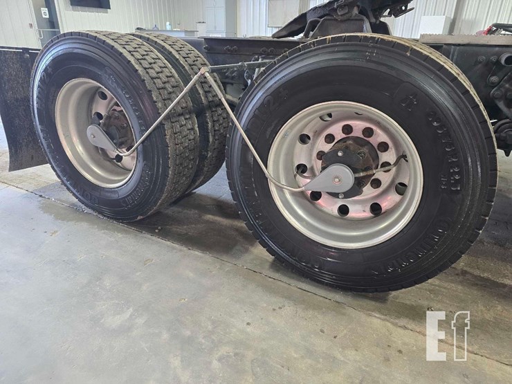 2013-peterbilt-384-image-24