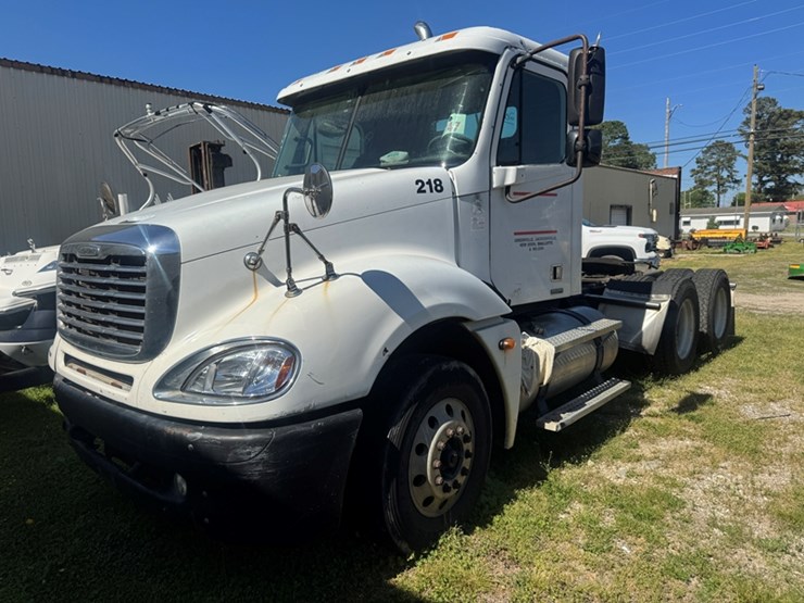 2006-freightliner-columbia-daycab---not-running-engine-disassembled,-mercedes-dsl-miles-unknown---image-1