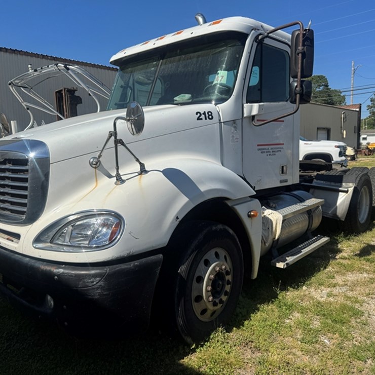 2006 FREIGHTLINER COLUMBIA DAYCAB - NOT RUNNING ENGINE DISASSEMBLED, MERCEDES DSL MILES UNKNOWN -