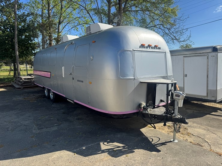 1972-airstream-trailer-modified-for-sales-trailer-this-unit-was-gutted-and-used-for-a-retail-trailer-image-2