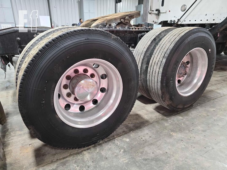 2009-freightliner-columbia-120-image-31