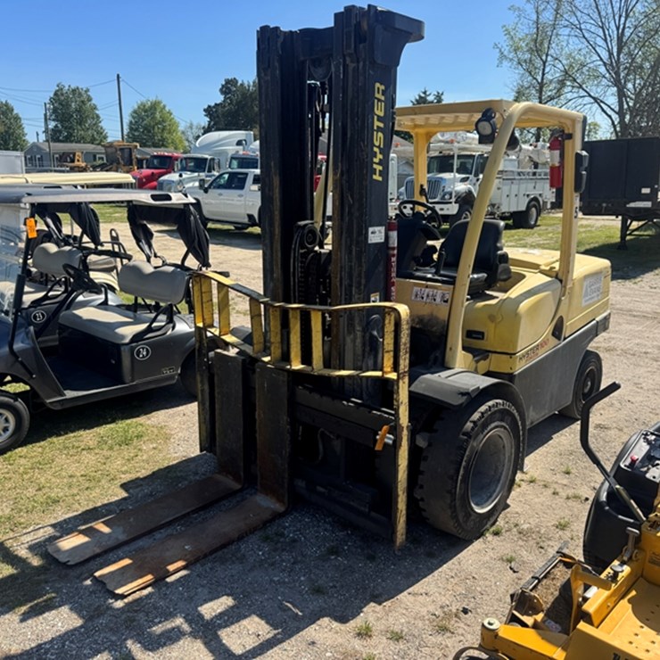 HYSTER 100 FORTIS FORKLIFT - SOLID TIRE FRONT DUAL CUMMINS DIESEL, FINGER MAST CONTROLS 13,376 HOURS