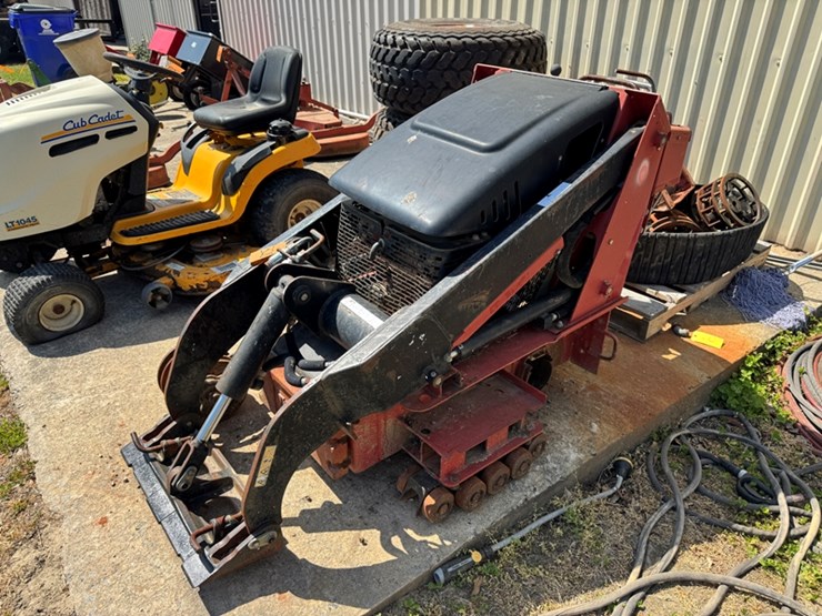 salvage-toro-track-loader-taken-apart-and-we-have-no-history-on-it.-image-1