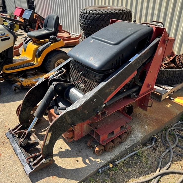 SALVAGE TORO TRACK LOADER TAKEN APART AND WE HAVE NO HISTORY ON IT.