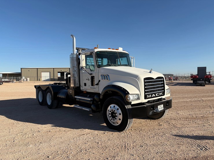 2009-mack-granite-gu713-image-4