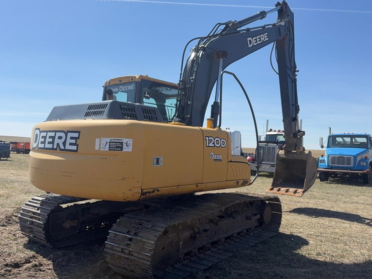 deere-120d-image-3