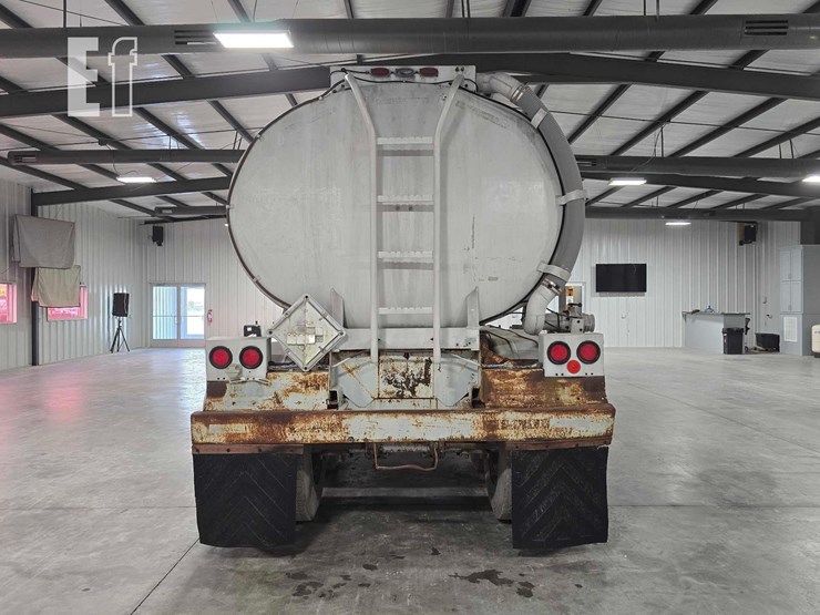 1974-trailmobile-tanker-image-8