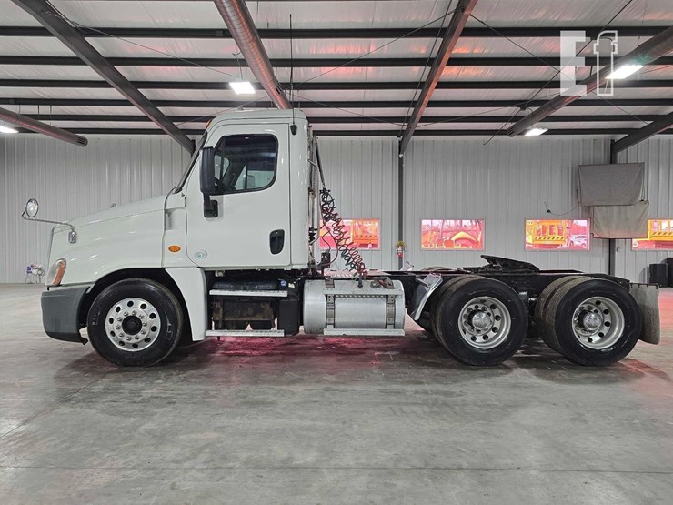 2014-freightliner-cascadia-125-image-5