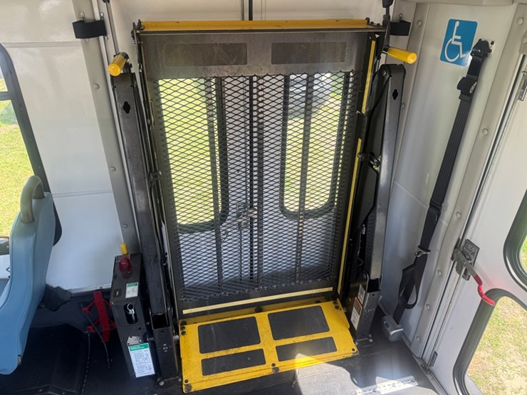 2018-ford-e350-image-7