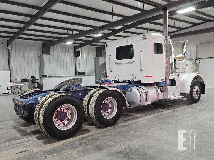 2009-peterbilt-367-image-3