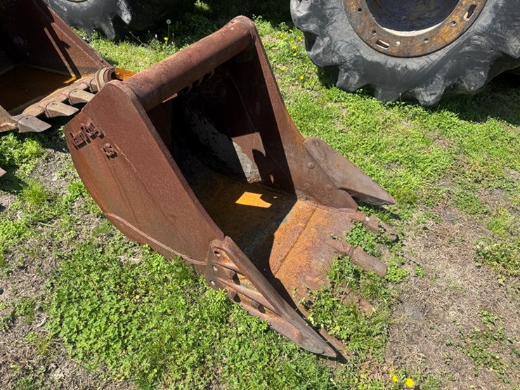 28"-excavator-bucket-image-3