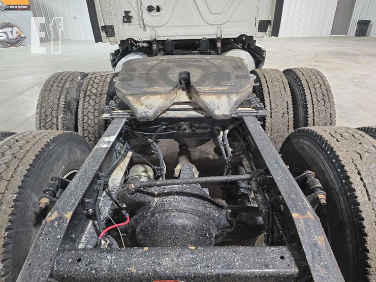 2013-freightliner-cascadia-125-image-19