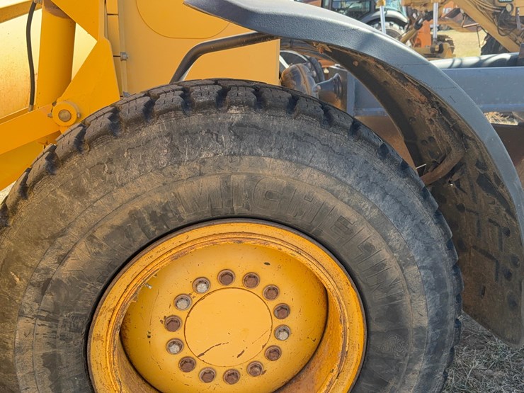 2018-deere-772g-image-19