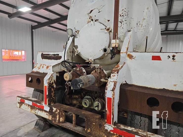 dragon-products-&-industries-vacuum-tank-trailer-image-9
