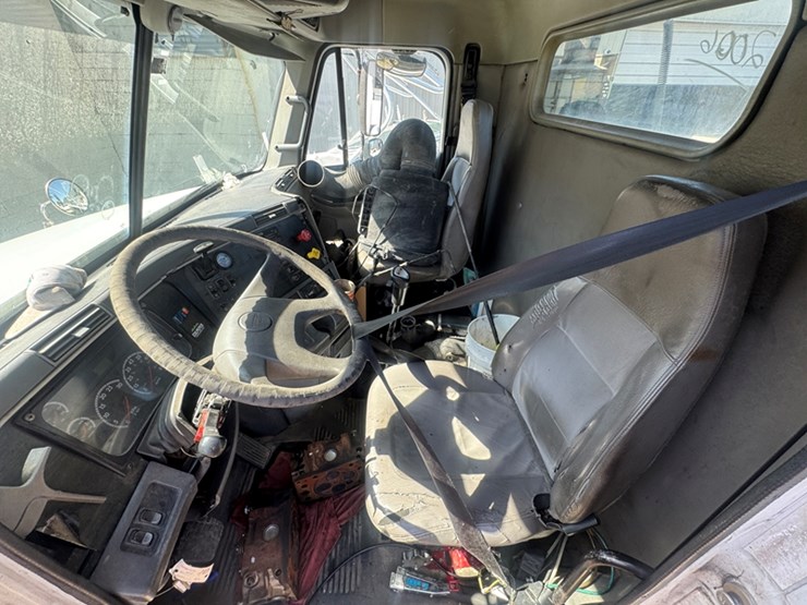 2006-freightliner-columbia-daycab---not-running-engine-disassembled,-mercedes-dsl-miles-unknown---image-7