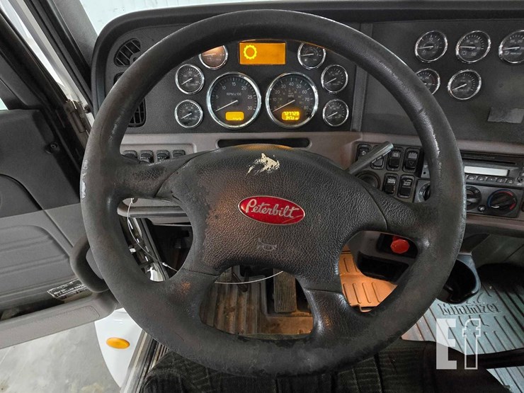 2013-peterbilt-384-image-10