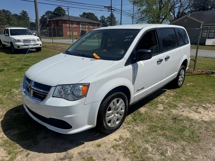 2019-dodge-grand-caravan-se-image-1