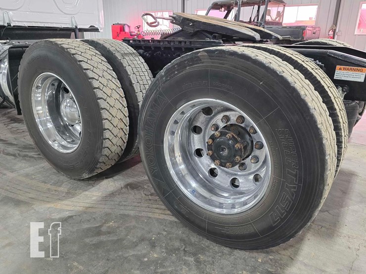 2020-freightliner-cascadia-126-image-25