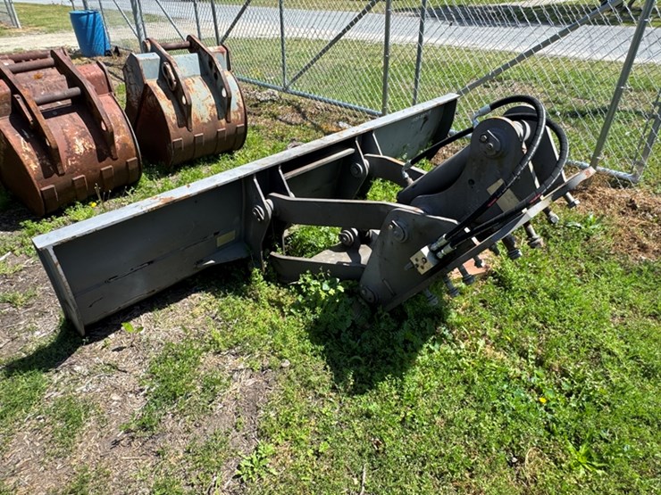 9'-volvo-hydraulic-push-blade-image-4