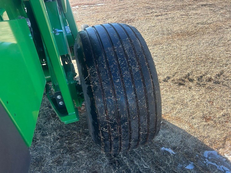 2024-john-deere-561r-image-2