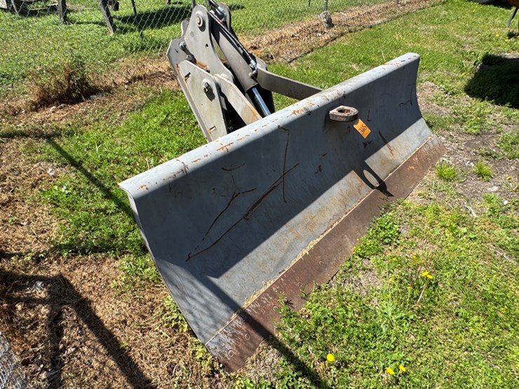 9'-volvo-hydraulic-push-blade-image-2