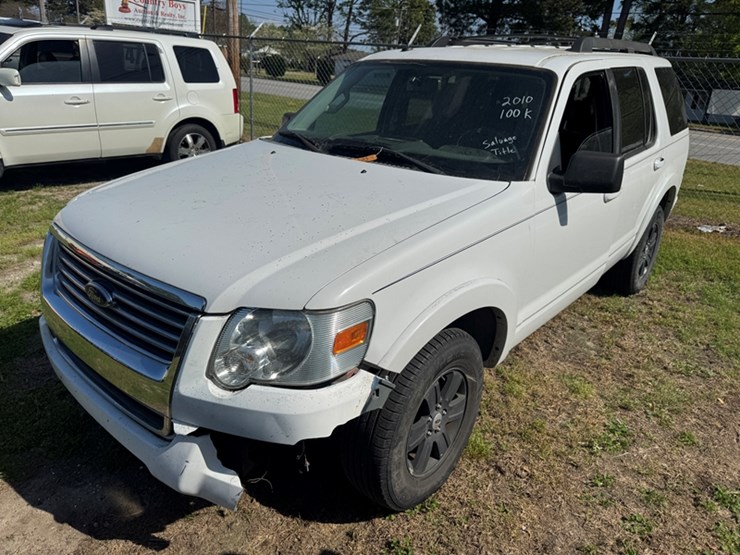 2010-ford-explorer-xlt-image-1