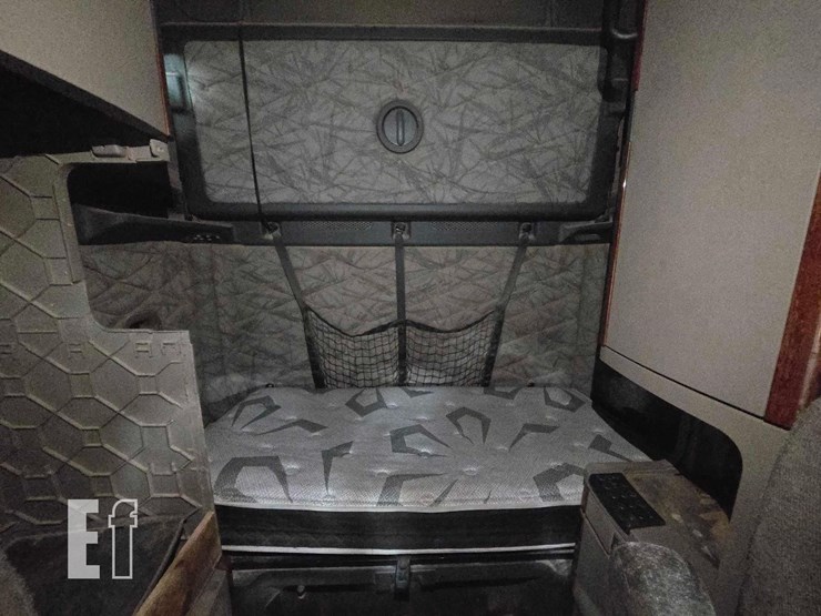 2013-freightliner-cascadia-125-image-16