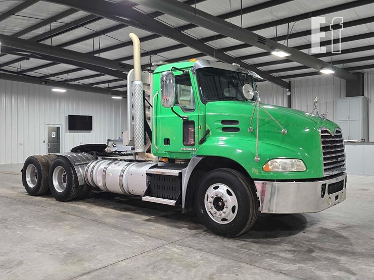 2017-mack-pinnacle-cxu613-image-2