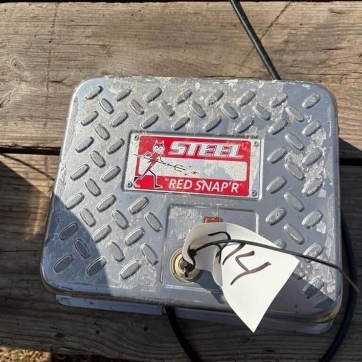 Steel Red Snap'r Electric Fencer