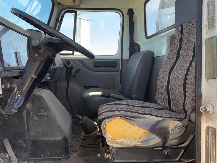 1997-international-4700-image-13