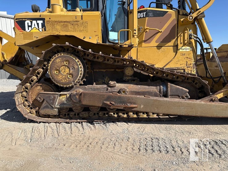 2011-caterpillar-d6t-image-36