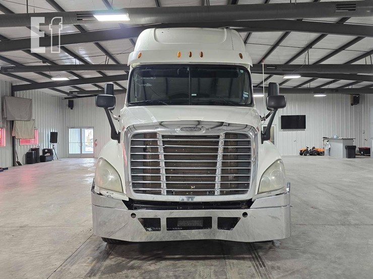2013-freightliner-cascadia-125-image-7