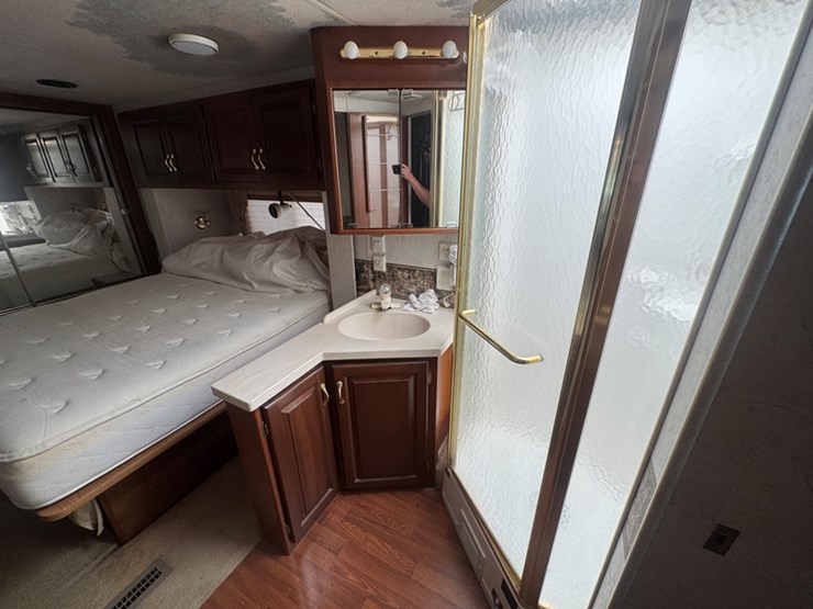 2002-freightliner-newmar-country-star-rv-5.9l-cummins-isb---auto-trans---xc-chassis-51,087-miles-image-10