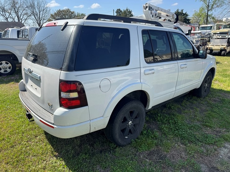 2010-ford-explorer-xlt-image-3