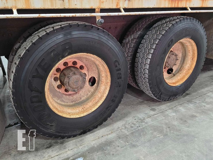 2012-freightliner-m2-106-image-38