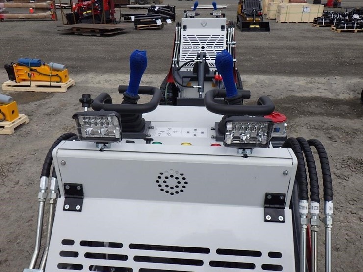 2026-bttl-st28h-6-skid-steer-tracked-loader-image-10