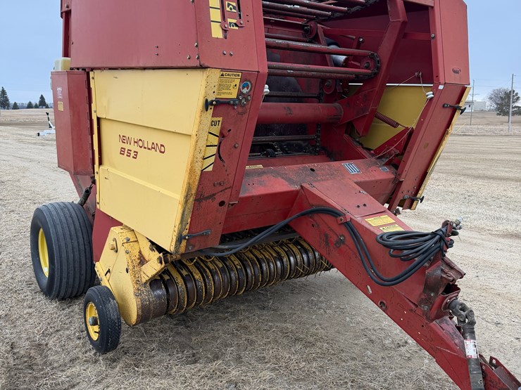 new-holland-853-image-1