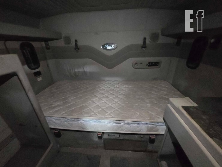 2004-mack-vision-cx613-image-17